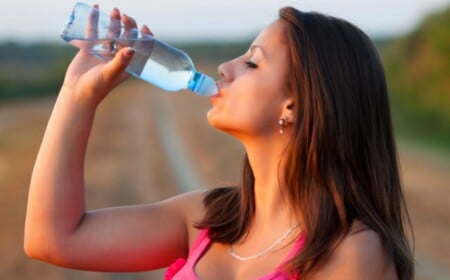 Wasser-trinken-Dame-braune-Haare