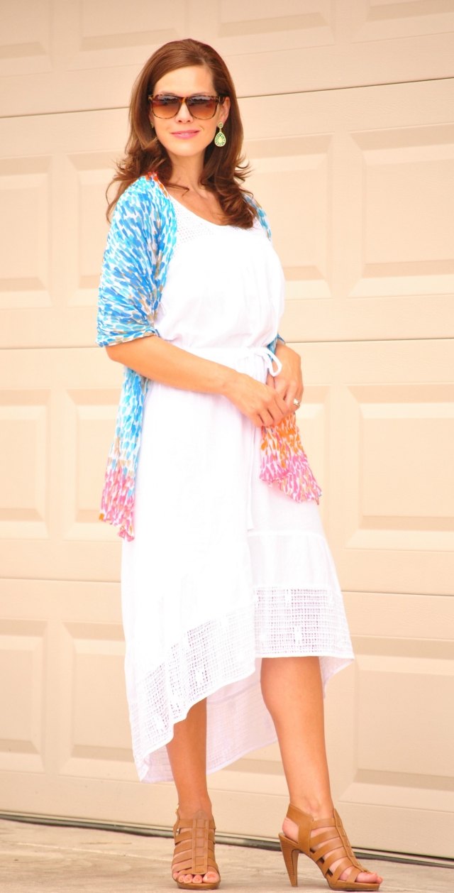 Weißes-Kleid-und-bunter-Schal-kombinieren-Sommer-Mode-2014