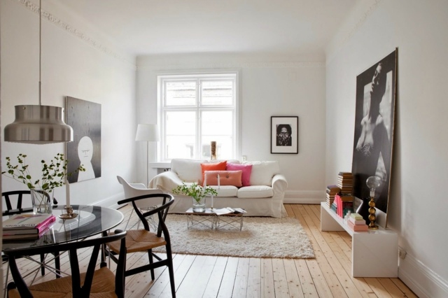 Wohnzimmer bunte Deko Kissen rosa orange weiße Leinenstoff Polsterung Dreisitzer Sofa