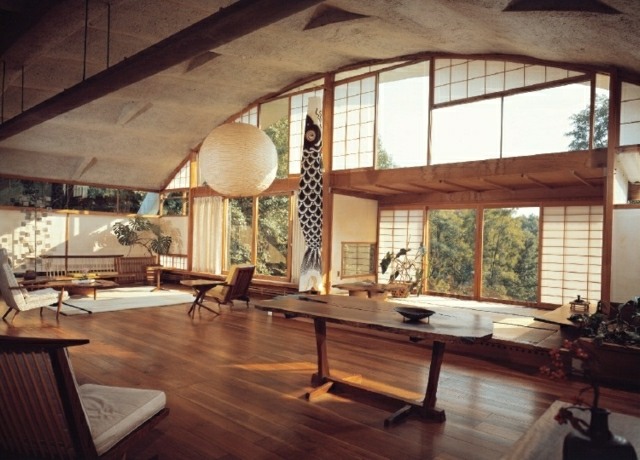 Wohnzimmer einrichten Ideen Holztisch Laminatboden Fenster Papier Vorhänge