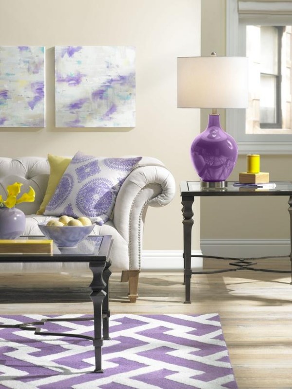 Wohnzimmer-gestalten-dekorarieren-trendfarbe-2014-lila-teppich-design