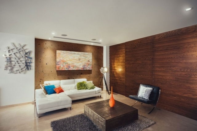 Wohnzimmergestaltung-Holz-gekleidete-Wand-Deko-metallic