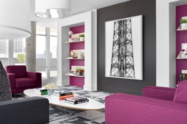 Wohnzimmergestaltung-in-der-Trendfarbe-Orchideen-Lila-gesättigt-pink-modern