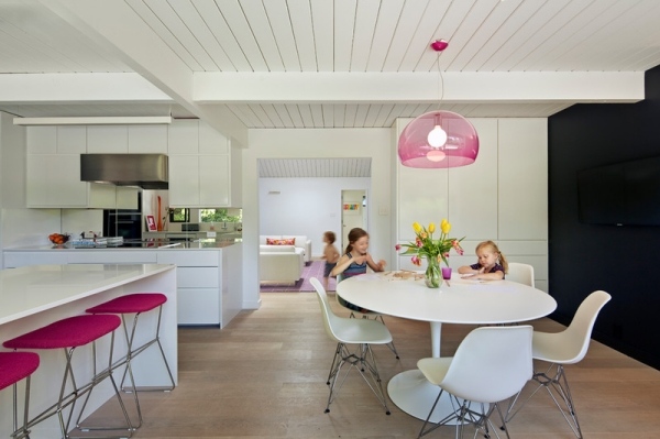 Wohnzimmergestaltung-strahlende-Farben-der-Orchidee-akzente-setzen-pinke-stühle