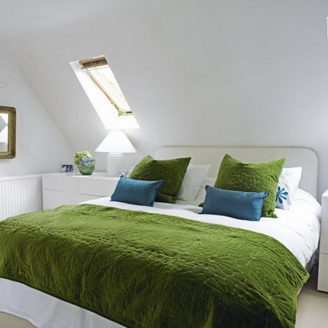 Zimmer-mit-Dachschräge-luftiger-machen-wände-weiß-gestrichen-vergrößern-optisch