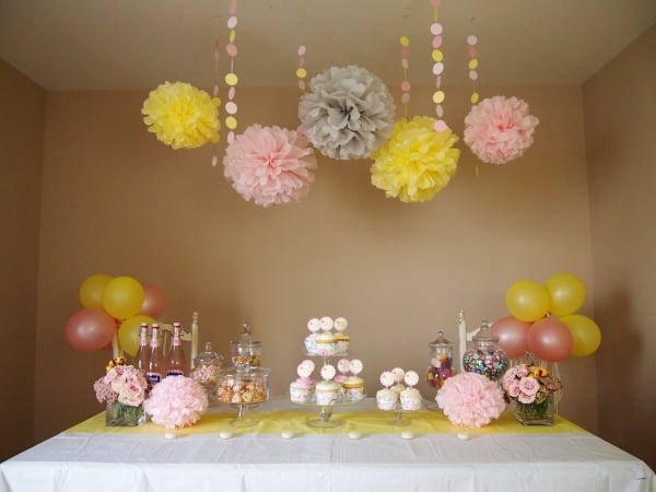 baby-party-deko-maedchen-rosa-gelb-pompoms-cupcakes