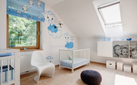 babyzimmer-dachschraege-junge-schaefchen-deko