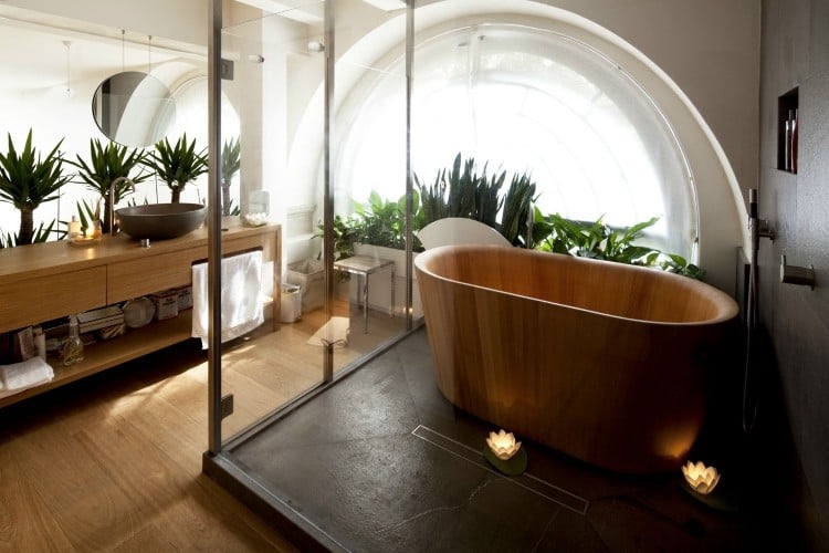 bad-design-asiatisch-stil-luxus-badewanne-freistehend-holz-glaswand-pflanzen