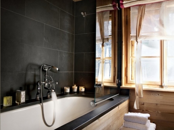 badezimmer-chalet-badewanne-schwarze-wandfliesen-handbrause