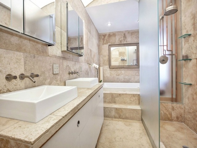 badezimmer-fliesen-naturstein-optik-begehbare-dusche-badewanne