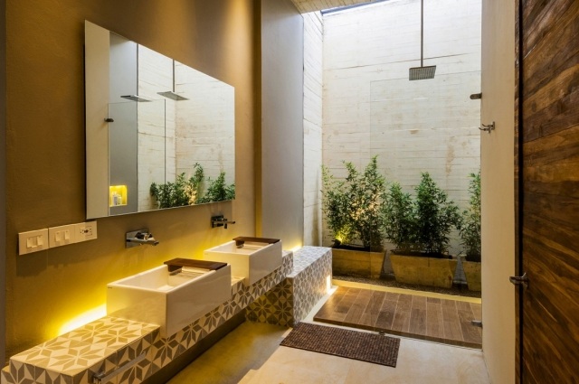 badezimmer-outdoor-dusche-pflanzkuebel-ambuentbeleuchtung