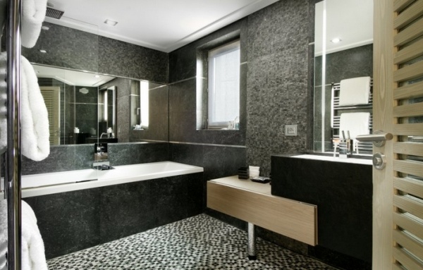 badezimmer-schwarz-weiss-mosaik-bodenbelag