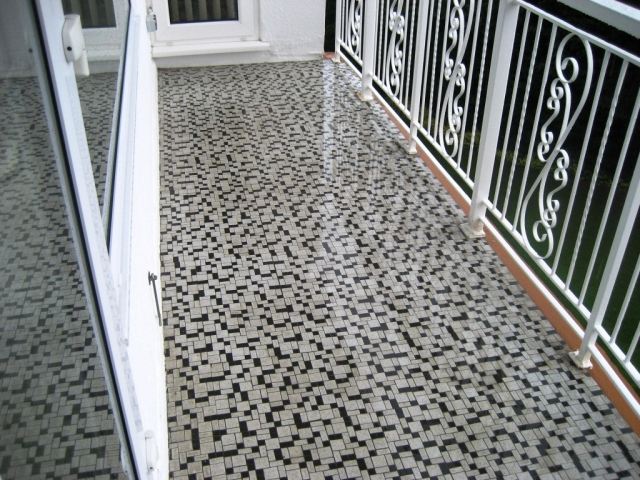 balkon-belag-Mosaik-mittelmeer-stil-weiß