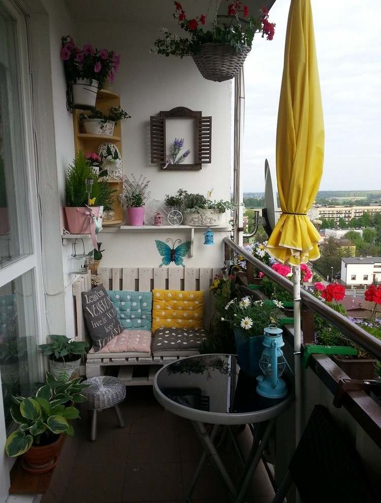 balkon-ideen-sofa-paletten-sitzkissen-blumen-regale