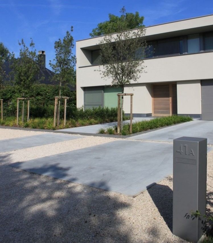 betonplatten-garten-verlegen-gehweg-haus-moderne-architektur-kies-eingangsbereich