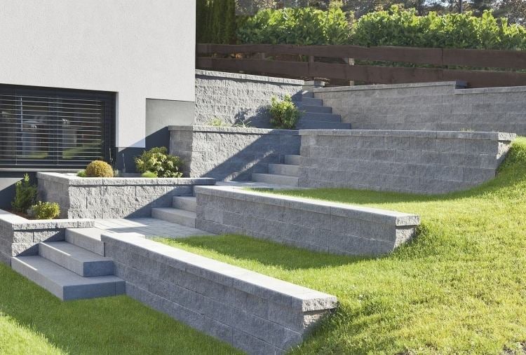 betonplatten-garten-verlegen-gehweg-stufen-terrasse-rasen-pflaster-naturstein