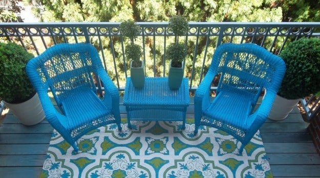 blaue-einrichtung-balkon-ideen-zwei-personen-tppich
