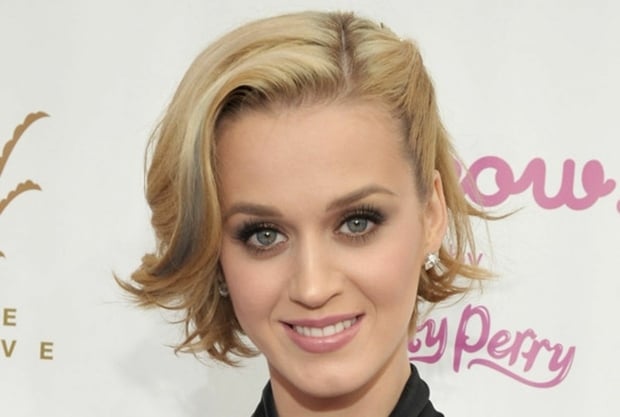 blonde Haare Frisur Locken Katy Perry Stars Strähnen blau