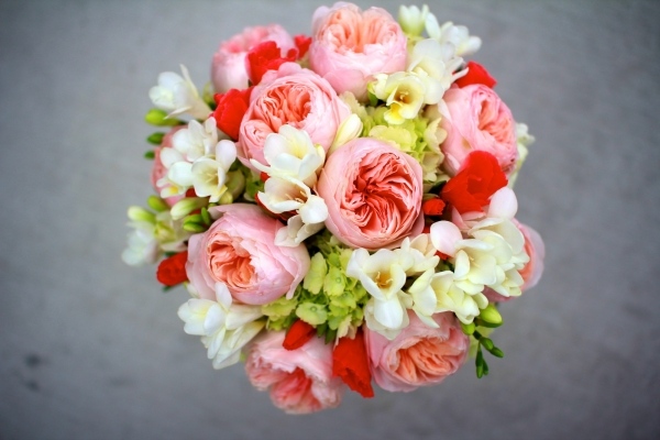 weiße- und- rosa- Rosen- Blumenstrauß