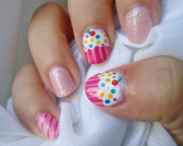 cupcake-nageldesign-rosa-glitter-sommer-idee