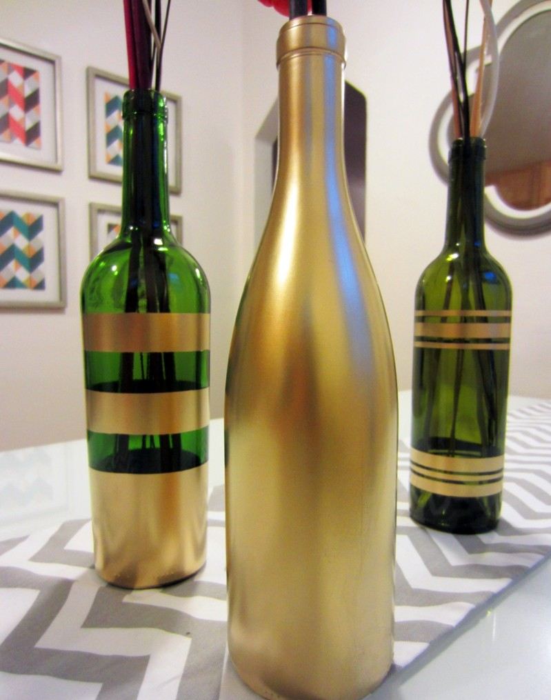 deko aus flaschen diy idee gold spray streifen vasen