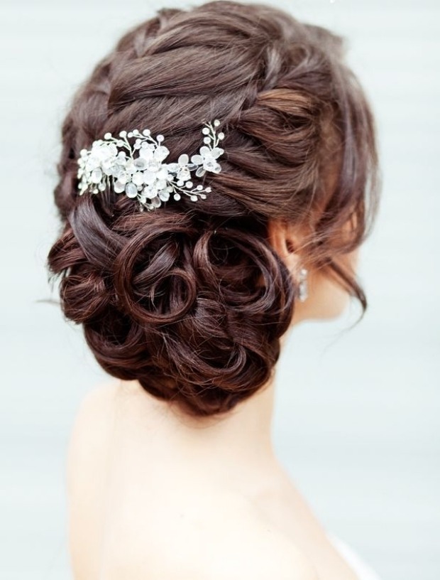 dekorative-Haarbroschen-mit-Steinen-geflochtene-haare-romantisch