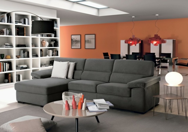 verspielte-Farben-dunkles-Sofa-helle-Wände-Sonnenlicht-Möbel-Wohnzimmer