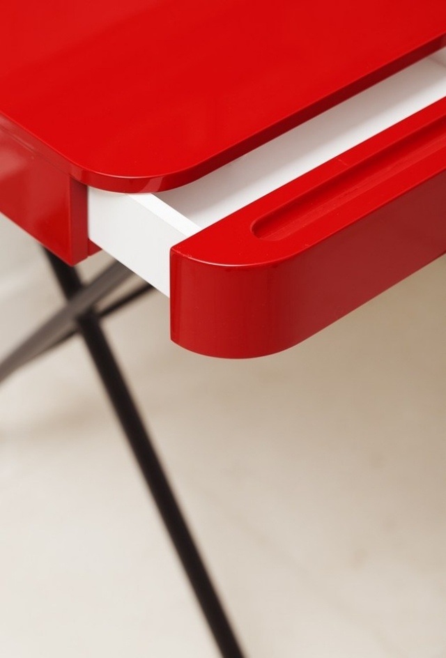 dünn-schlicht-schreibtisch-design-glänzend-rot-cosimo-desk-marco-zanuso-jr-adentro