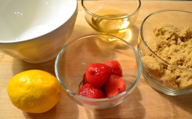 erdbeeren-zitrone-braun-zucker-selber-peeling-machen