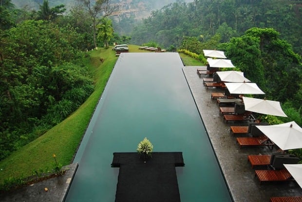 exklusives-ferien-resort-Alila-Ubud-Sonnendeck-infinity-pool