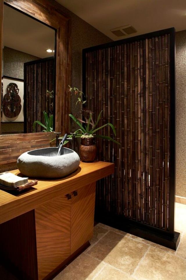 exotisches-bad-mit-asiatischen-elementen-bambus-sichtschutz-duschabtrennung