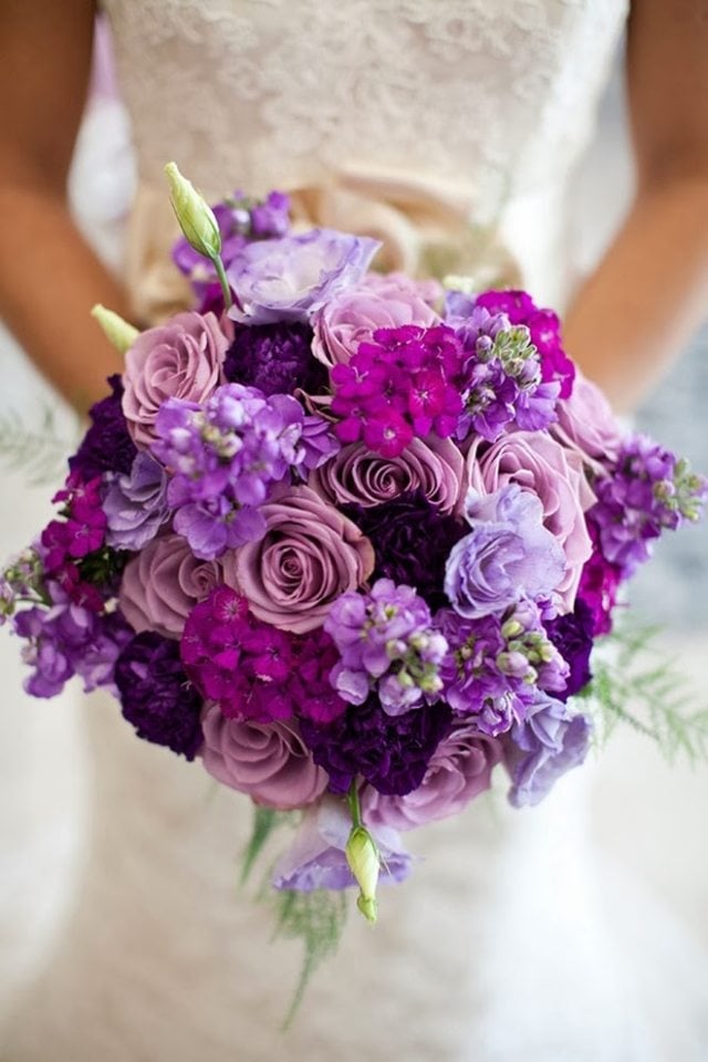 extravagante-schöne-Ideen-Brautstrauß-Hochzeitsblumen-Purpur-Farben