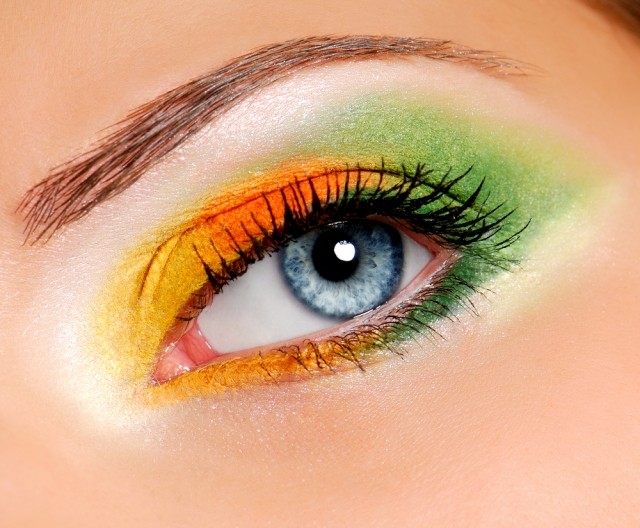 farben-sommer-make-up-kräftig-gelb-grün-lidschatten-schminken