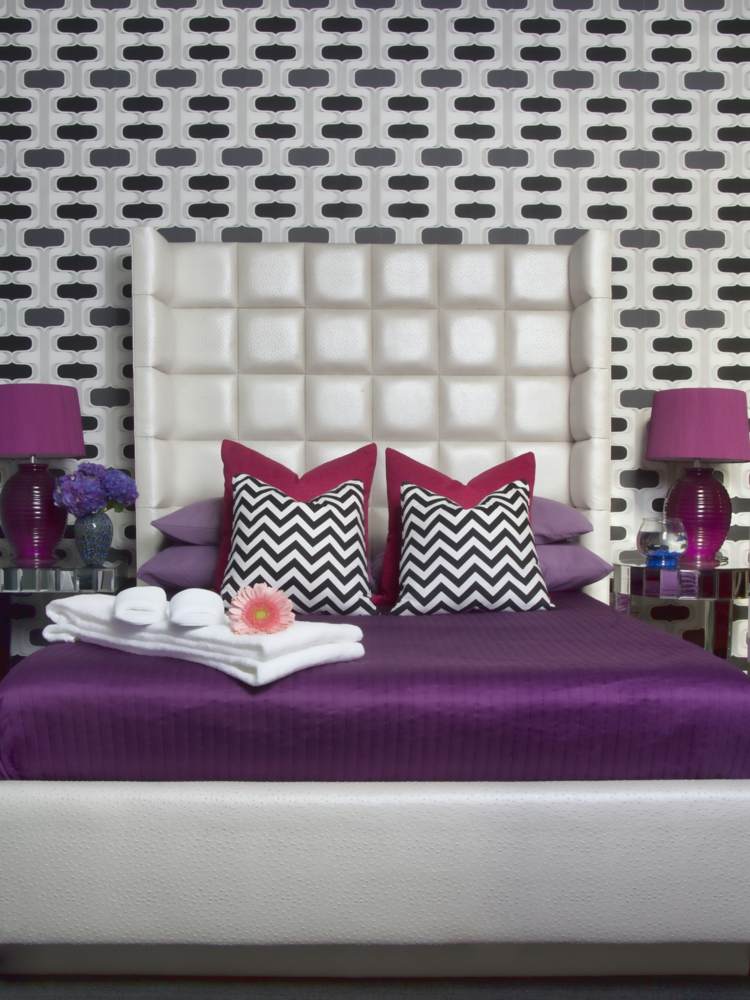 farbgestaltung fuer schlafzimmer bettwaesche lila seide kissen modern tapete