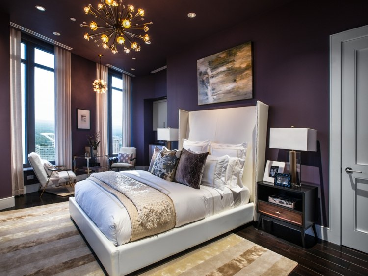 farbgestaltung fuer schlafzimmer lila decke wandfarbe weiss bett originell kronleuchter
