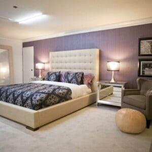 farbgestaltung fuer schlafzimmer tapete lila idee elegant moebel weiss grau sessel