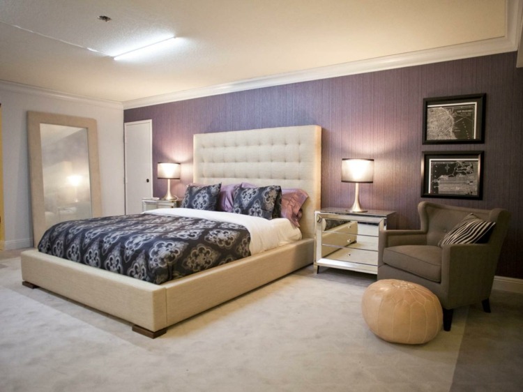 farbgestaltung fuer schlafzimmer tapete lila idee elegant moebel weiss grau sessel