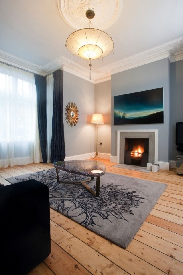 farbideen fürs wohnzimmer-hellgrau-blau-dielenboden-dekorativer-grauer-teppich