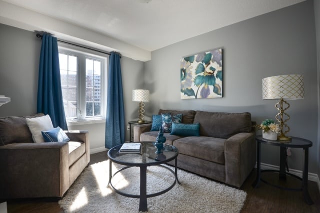 farbideen-wohnzimmer-waende-grau-streichen-braune-moebel-blaue-akzente