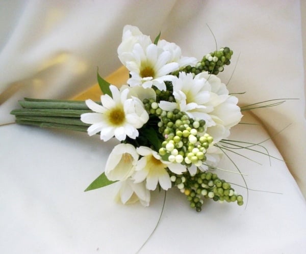 kleiner- Blumenstrauß-weiße-Blumen