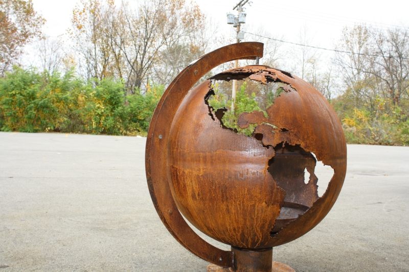 feuerschalen für den garten skulptur erde globus idee modern rost