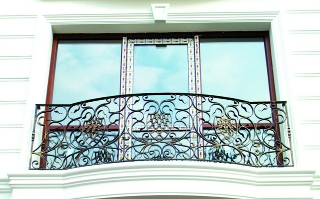 Fenster Schmiedeeisen Elemente weiße Fassade Sturzschutz
