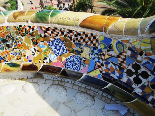 gaudi-barcelona-mosaik-balkon-idee-belag