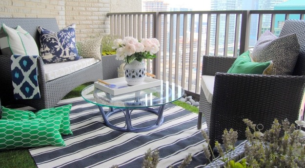 gemütlicher-balkon-mit-teppich-polster-möbel
