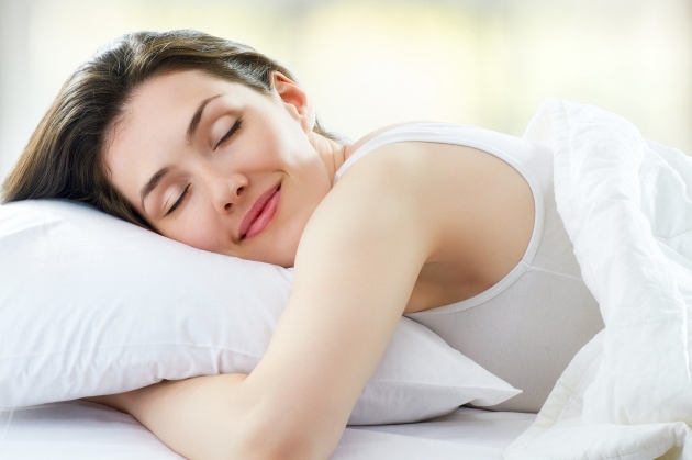 entspannen-schlafen-Kopfkissen-Frau-im Schlaf