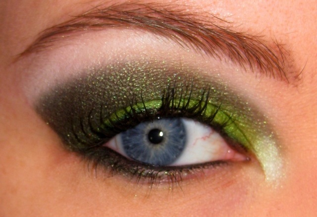 glänzendes-sommer-makeup-exotisch-grüne-lidschatten-blaue-augen