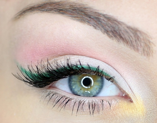 grüner Eyeliner rosa Farbe unten gelb  