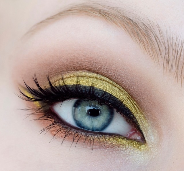heiße-make-up-trends-sommer-matte-gelb-nuancen-schwarzer-lidstrich