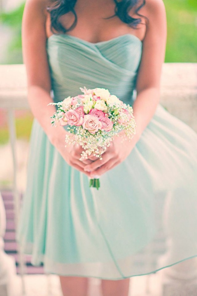 Braut-Rosen-Blumenstrauß-hell-grünes-Chiffonkleid