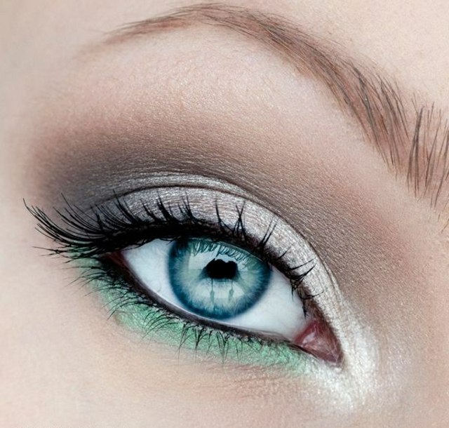 Augenbrauen schminken Lidschatten Farbe unten hellgrün oben rosa grau